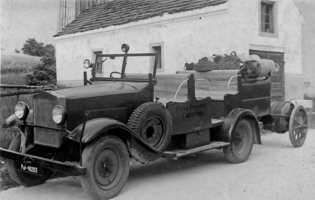 Das erste motorisierte Fahrzeug der Freiwilligen Feuerwehr Lohnsburg.